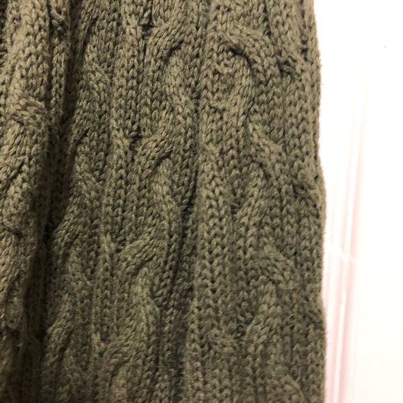 Beautiful Olive Green Croft and Barrow sweater. - Picture 2 of 4